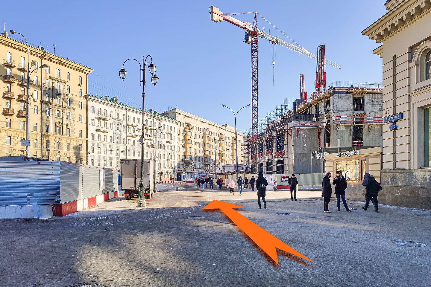 На площади у вокзала идти в сторону Кожевнической улицы