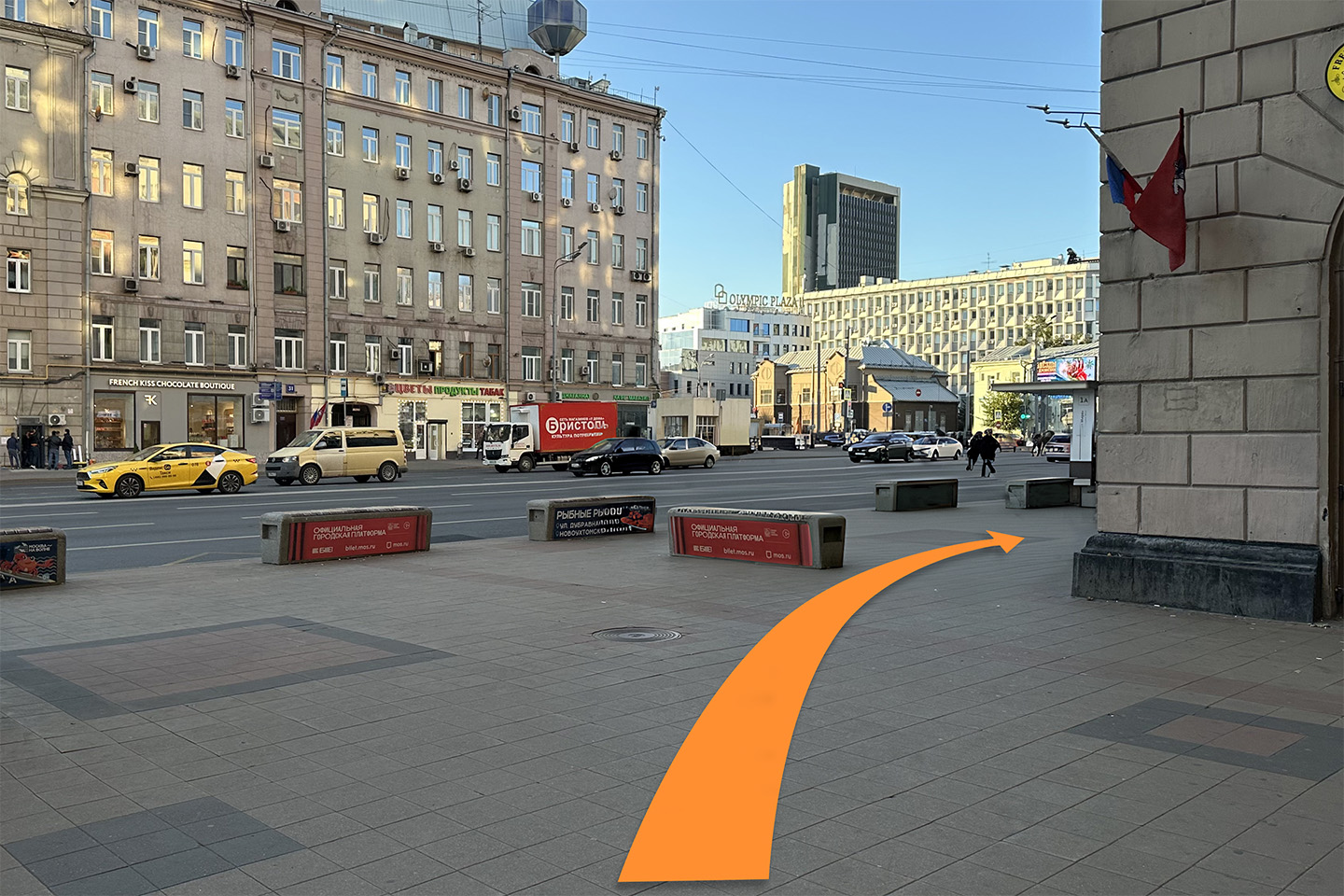 Поворот направо при выходе из метро